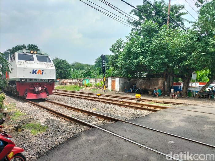 Lokomotif pembantu dari Stasiun Sidotopo mendorong rangkaian KA Gaya Baru menuju Stasiun Gubeng.