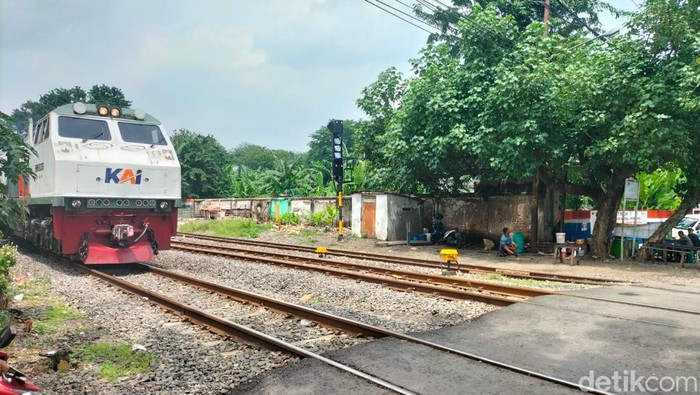 Lokomotif pembantu dari Stasiun Sidotopo mendorong rangkaian KA Gaya Baru menuju Stasiun Gubeng.