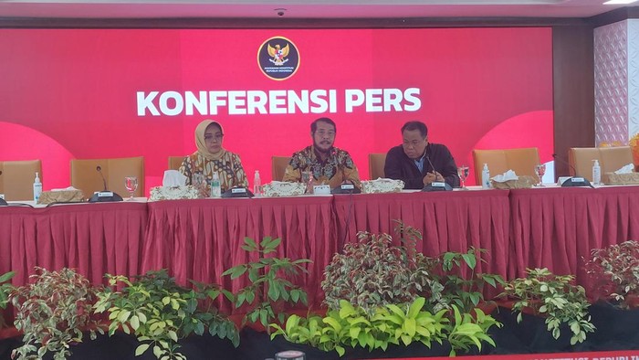 Mahkamah Konstitusi (MK) buka suara atas tudingan mengubah substansi putusan uji materi perkara Nomor 103/PUU-XX/2022 terkait pencopotan Hakim MK Aswanto. Mereka menyatakan, masalah tersebut akan ditangani oleh Mahkamah Kehormatan Mahkamah Konstitusi (MKMK).