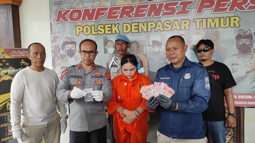 Mantan LC pencuri perhiasan emas dihadirkan saat konferensi pers di Polsek Denpasar Timur, Selasa (31/1/2023).