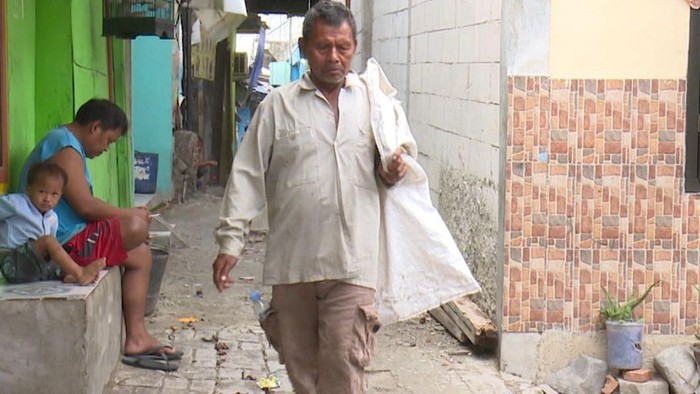 Di usia tuanya, Kakek Gaffar berupaya mencari rupiah dengan bekerja sebagai pemulung sampah laut. Yuk, bantu Kakek Gaffar dengan berdonasi di berbuatbaik.id.