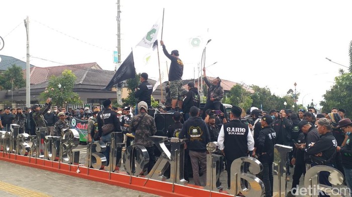 Massa dari Gerakan Reformis Islam (Garis) menggelar unjuk rasa di depan Balai Kota Sukabumi, Selasa (31/1/2023).