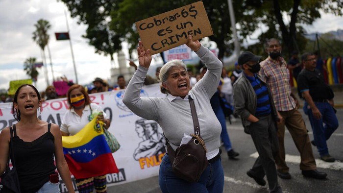 Massa Guru di Venezuela Ngeluh Minta Gaji yang Lebih Tinggi Guru-guru sekolah di Venezuela melakukan aksi turun ke jalan kembali. Mereka mengeluh untuk meminta gaji yang lebih tinggi.