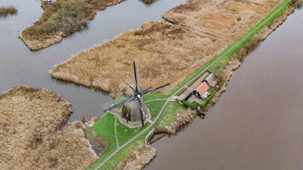 Kinderdijk merupakan nama dari sebuah desa yang terletak di provinsi Holland Selatan. Kincir angin tersebut berada di polder Alblasserwaard di pertemuan sungai Lek dan Noord di sebelah desa di kotamadya Molenlanden, di provinsi Belanda Selatan, Belanda.