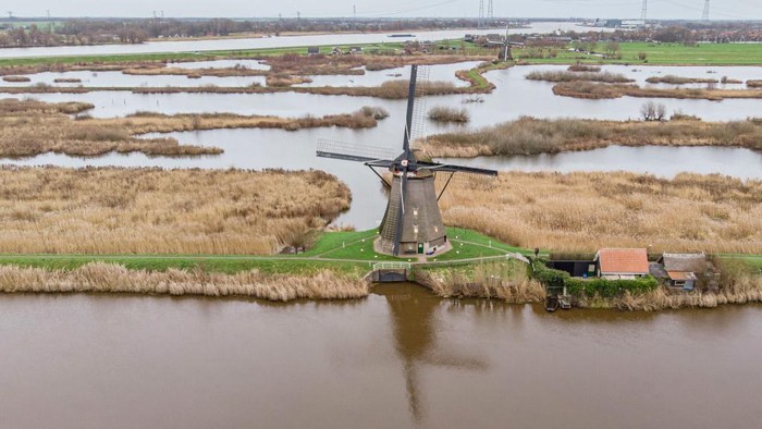 Saat berkunjung ke Belanda, rasanya kurang lengkap jika tidak berkunjung ke Kincir angin Kinderdijk. Kincir angin ini menjadi ikonik terkenal di negara Belanda.
