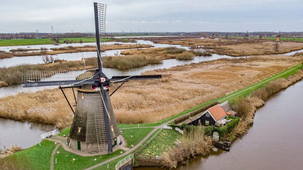 Kincir angin Kinderdijk menjadi ikonik terkenal di negara belanda. Banyak turis mancanegara yang datang ke sini untuk menikmati suasana indahnya.