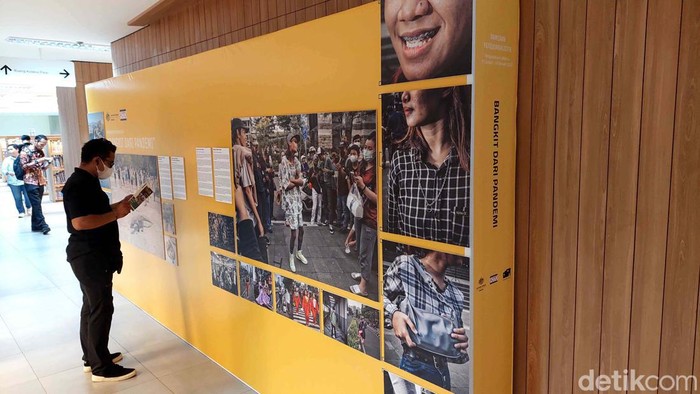Melihat Pameran Fotografi Bangkit dari Pandemi di TIM Pameran fotografi bertema bangkit dari pandemi digelar di Perpustakaan Taman Ismail Marzuki, Cikini, Jakarta. Yuk kita lihat.