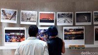 Pengunjung melihat pameran foto di Perpustakaan Taman Ismail Marzuki, Cikini, Jakarta Pusat, Selasa (31/1/2023).