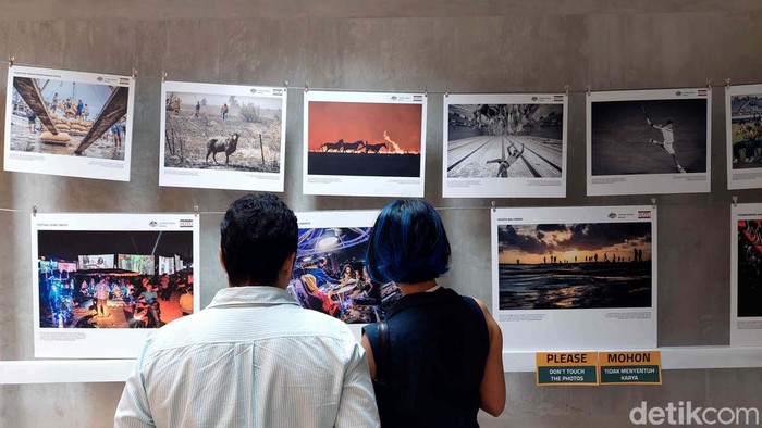 Melihat Pameran Fotografi Bangkit dari Pandemi di TIM Pameran fotografi bertema bangkit dari pandemi digelar di Perpustakaan Taman Ismail Marzuki, Cikini, Jakarta. Yuk kita lihat.