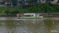 Pengunjung menaiki ketek menyusuri Danau Sipin.