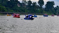 Ada juga pengunjung yang mrnikmati danau dengan menaiki sepeda bebek air.
