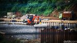 Mengintip Progres Saringan Sampah Ciliwung yang Molor dari Target