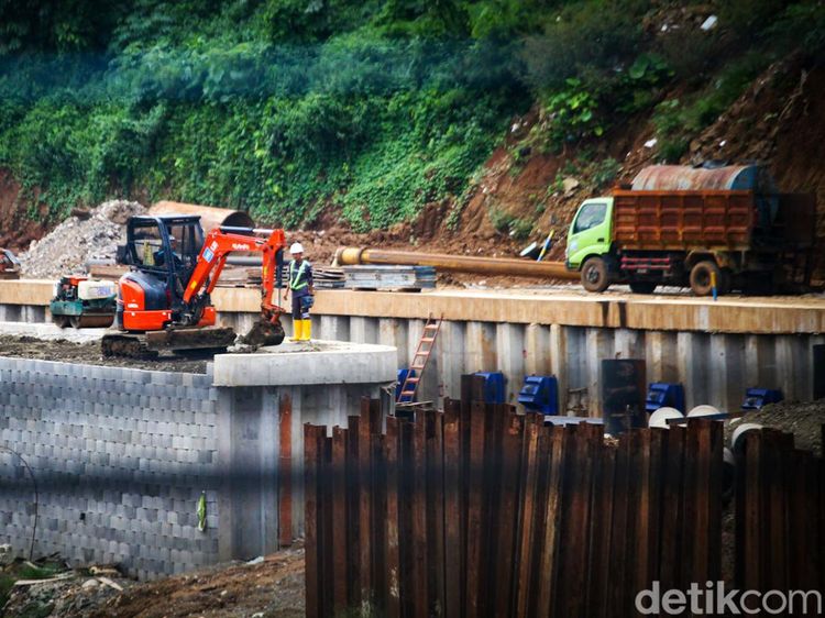 Mengintip Progres Saringan Sampah Ciliwung yang Molor dari Target
