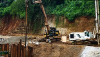 Proyek saringan sampah untuk segmen TB Simantupang ini dibangun menggunakan dana APBD DKI sebesar Rp 195 miliar. Jumlah anggaran ini turun Rp 2 miliar dibandingkan rencana alokasi APBD DKI 2022 sebesar Rp 197 miliar.