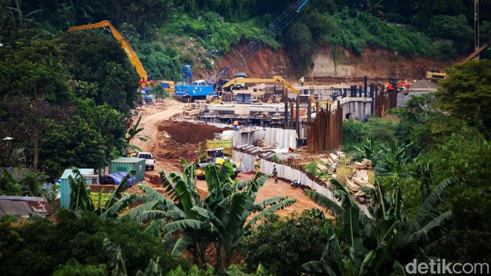 Mengintip Progres Saringan Sampah Ciliwung yang Molor dari Target Proyek Saringan Sampah Kali Ciliwung di Jakarta molor dari target, di mana sebelumnya ditargetkan beroperasi Januari 2023. Molornya proyek karena sempat terhambat pembebasan lahan.