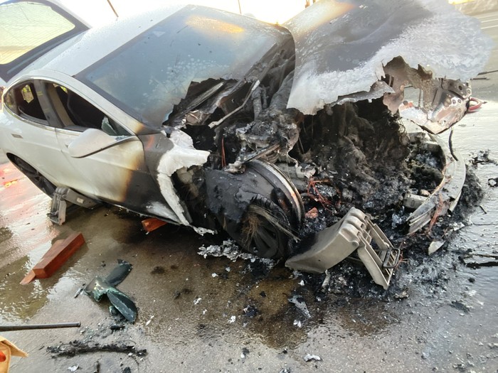 Mobil listrik Tesla terbakar