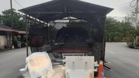 Dikutip dari World of Buzzz, Selasa (31/1/2023) peristiwa ini terjadi di jalan Seri Mahkota, Kuantan, Malaysia. Dalam foto yang dibagikan Majlis Bandaraya Kuantan (MBK) terlihat satu unit mobil van parkir di tengah jalan di antara marka garis putus-putus. Foto: Dok. Majlis Bandaraya Kuantan