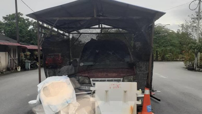 Mobil parkir di tengah jalan Mobil parkir di tengah jalan