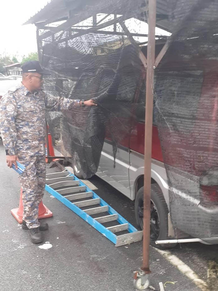 Mobil parkir di tengah jalan