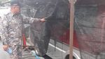 Potret Ngawur Mobil Parkir dan Bikin Garasi di Tengah Jalan