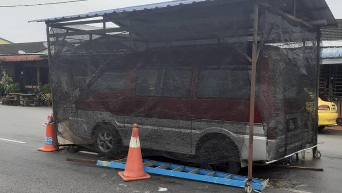 Mobil parkir tengah jalan Mobil parkir tengah jalan di Kuantan, Malaysia