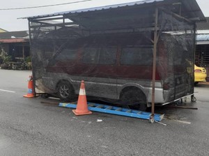 Heran! Pemilik Mobil Simpan dan Bikin Tempat Parkir di Tengah Jalan
