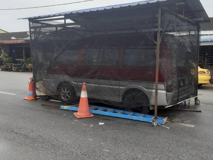 Mobil parkir tengah jalan di Kuantan, Malaysia