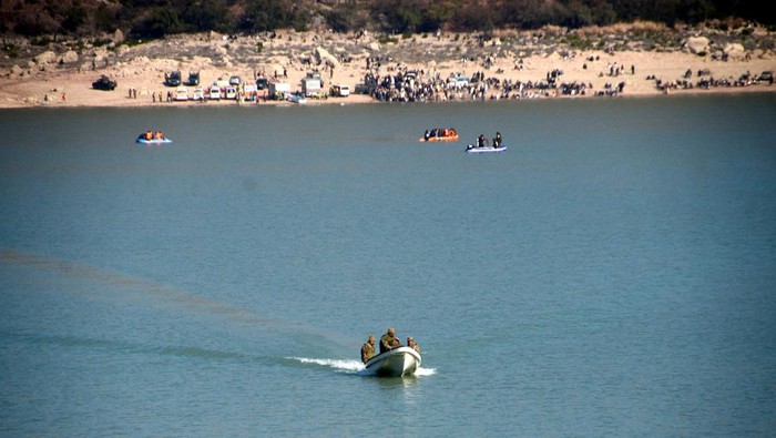 PESHAWAR, PAKISTAN, JANUARY, 30: Rescue workers perform a search operation for bodies after a boat capsized in Kohat dam, Pakistan, 30 January 2023. At least 50 children on Sunday died as a boat, carrying 50 to 55 passengers including madrassa students as well as the boatman, capsized in Kohatâs Tanda Dam, while the authorities were still searching for the rest of them. (Photo by Hussain Ali/Anadolu Agency via Getty Images)