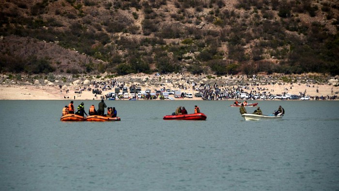 Momen Pencarian Korban Kapal Tur yang Terbalik di Bendungan Pakistan PESHAWAR, PAKISTAN, JANUARY, 30: Rescue workers perform a search operation for bodies after a boat capsized in Kohat dam, Pakistan, 30 January 2023. At least 50 children on Sunday died as a boat, carrying 50 to 55 passengers including madrassa students as well as the boatman, capsized in Kohatâs Tanda Dam, while the authorities were still searching for the rest of them. (Photo by Hussain Ali/Anadolu Agency via Getty Images)