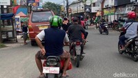 Tepok Jidat! Pemotor di Bekasi Pakai Pelat Nyeleneh Bertuliskan Pake Sambel