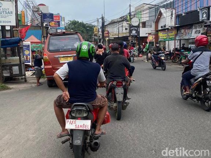 Motor di Bekasi pakai plat nomor nyeleneh.