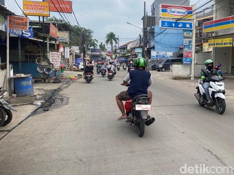 Motor di Bekasi pakai plat nomor nyeleneh.