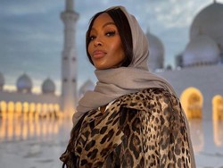 7 Potret Naomi Campbell Berkerudung, Ajak Anak Berkunjung ke Masjid