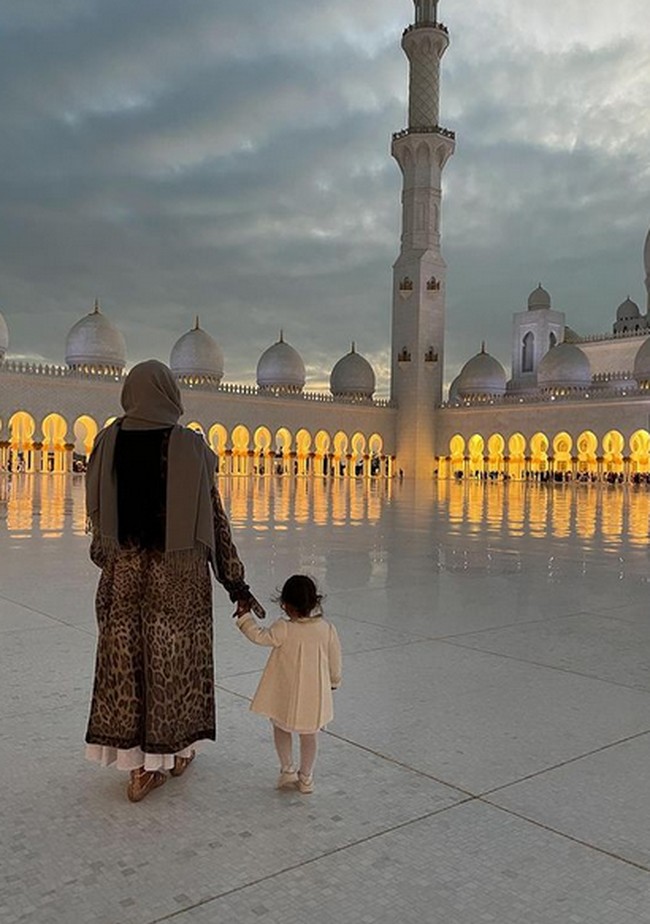 Naomi Campbell memperlihatkan momen ibu dan anak saat berada di Abu Dhabi. Supermodel 52 tahun itu dan putrinya yang masih balita mengunjungi Masjid Agung Sheikh Zayed. Foto: dok. Instagram/@naomi