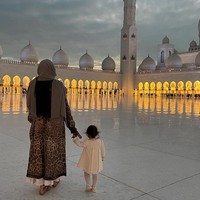 Naomi Campbell memperlihatkan momen ibu dan anak saat berada di Abu Dhabi. Supermodel 52 tahun itu dan putrinya yang masih balita mengunjungi Masjid Agung Sheikh Zayed. Foto: dok. Instagram/@naomi
