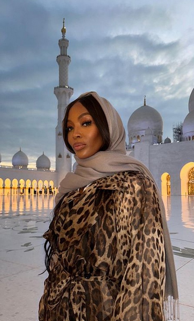 Dalam momen tersebut, Naomi terlihat mengenakan kerudung. Meski tidak sepenuhnya tertutup, namun dia menghormati kunjungannya ke tempat suci tersebut. Foto: dok. Instagram/@naomi