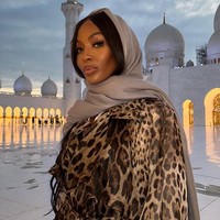 Dalam momen tersebut, Naomi terlihat mengenakan kerudung. Meski tidak sepenuhnya tertutup, namun dia menghormati kunjungannya ke tempat suci tersebut. Foto: dok. Instagram/@naomi