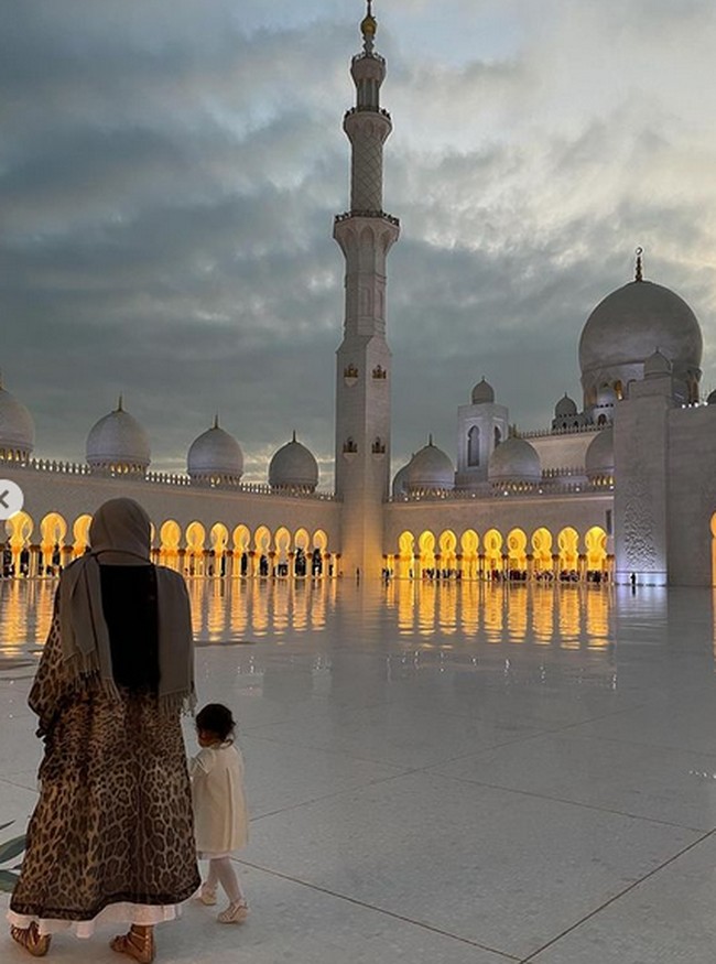 Ini pun menjadi momen travelling model asal Amerika Serikat tersebut bersama putrinya yang lahir dari ibu pengganti. Foto: dok. Instagram/@naomi