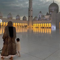 Ini pun menjadi momen travelling model asal Amerika Serikat tersebut bersama putrinya yang lahir dari ibu pengganti. Foto: dok. Instagram/@naomi