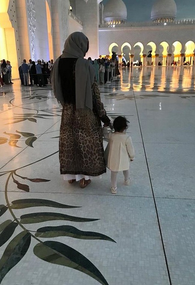 Sampai saat ini, Naomi belum mau menunjukkan wajah putrinya yang lahir pada Mei 2021 itu. Foto: dok. Instagram/@naomi