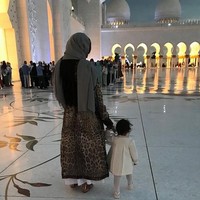 Sampai saat ini, Naomi belum mau menunjukkan wajah putrinya yang lahir pada Mei 2021 itu. Foto: dok. Instagram/@naomi