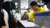 Tim kuasa hukum Hasya yang tergabung dari ILUNI UI juga membawa sejumlah dokumen lainnya untuk dilaporkan ke Ombudsman RI.