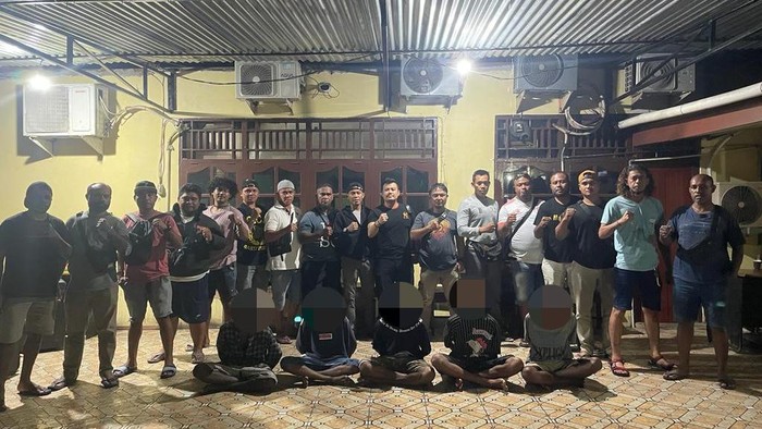 Para pelaku yang ditangkap polisi terkait wanita di Sorong dibakar hidup-hidup.