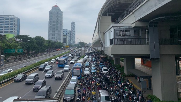 Kemacetan parah terjadi di Jalan Gatot Subroto, Pancoran, Jakarta Selatan (Jaksel), pagi ini. Pengemudi sepeda motor dan mobil menerobos masuk jalur khusus bus TransJakarta.
