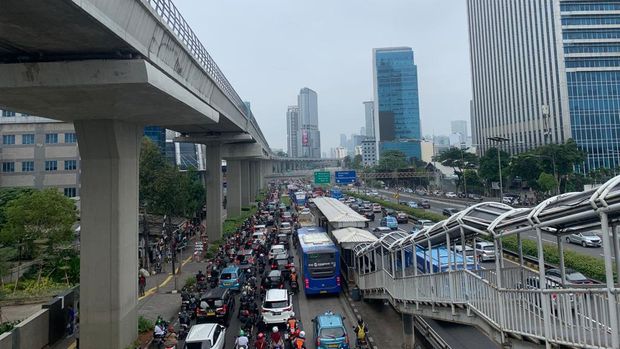 Kemacetan parah terjadi di Jalan Gatot Subroto, Pancoran, Jakarta Selatan (Jaksel), pagi ini. Pengemudi sepeda motor dan mobil menerobos masuk jalur khusus bus TransJakarta.
