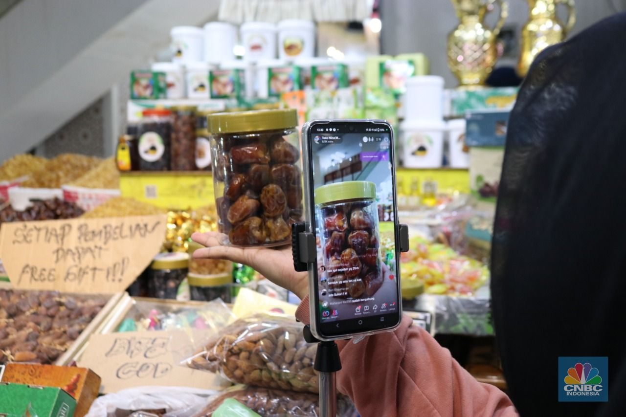 Pedagang di Thamrin City. (CNBC Indonesia/Rindi Salsabilla)