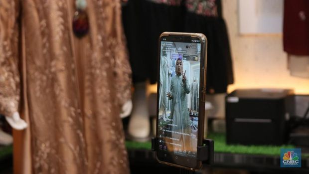 Pedagang di Thamrin City. (CNBC Indonesia/Rindi Salsabilla)