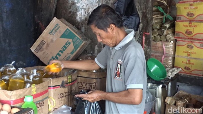 Pedagang minyak di Pasar Kosambi Bandung.
