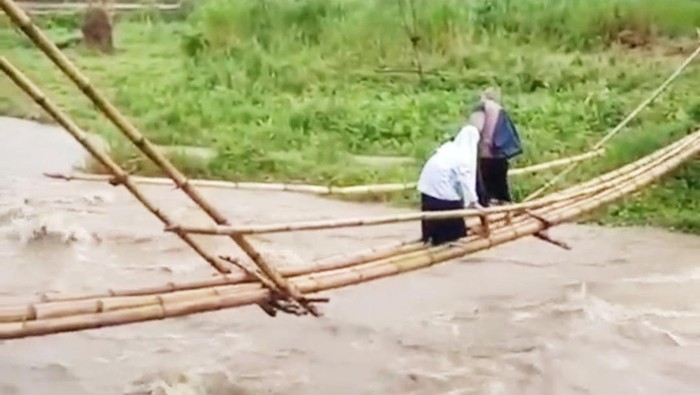 Pelajar di Sinjai, Sulsel melewati jembatan reyot demi ke sekolah.