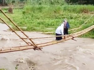 Pelajar di Sinjai Bertaruh Nyawa Lewati Jembatan Bambu Reyot ke Sekolah